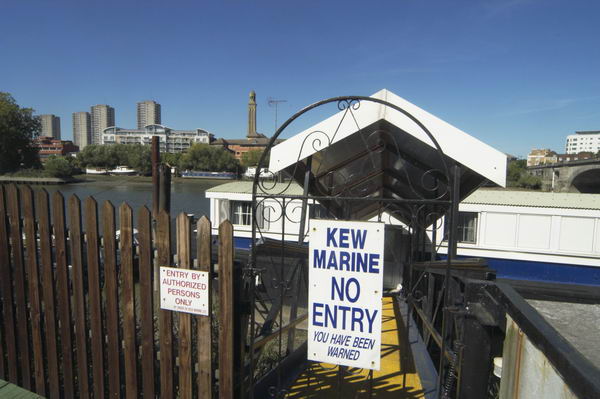 Picture &copy; Peter Marshall, 2004