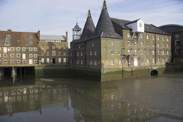 Bromley-by-Bow, London. &copy; 2006, Peter Marshall