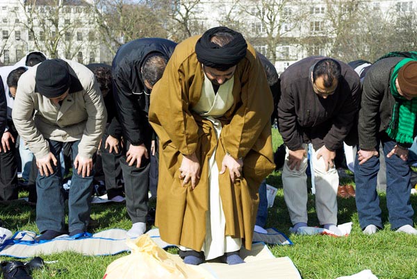Muslims oppose Samarra bombing. (C) 2006, Peter Marshall