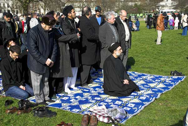 Muslims oppose Samarra bombing. (C) 2006, Peter Marshall
