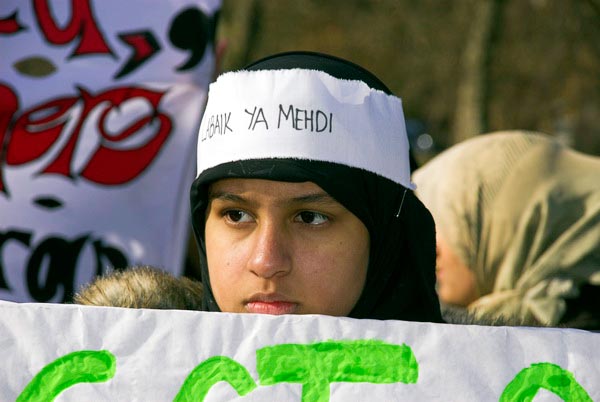 Muslims oppose Samarra bombing. (C) 2006, Peter Marshall