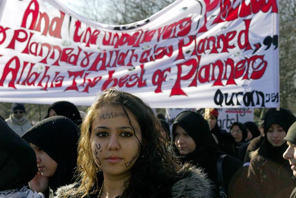 Muslims oppose Samarra bombing. &copy; 2006, Peter Marshall