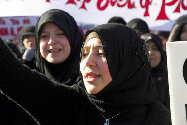 Muslims oppose Samarra bombing. &copy; 2006, Peter Marshall