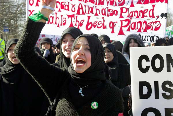 Muslims oppose Samarra bombing. &copy; 2006, Peter Marshall