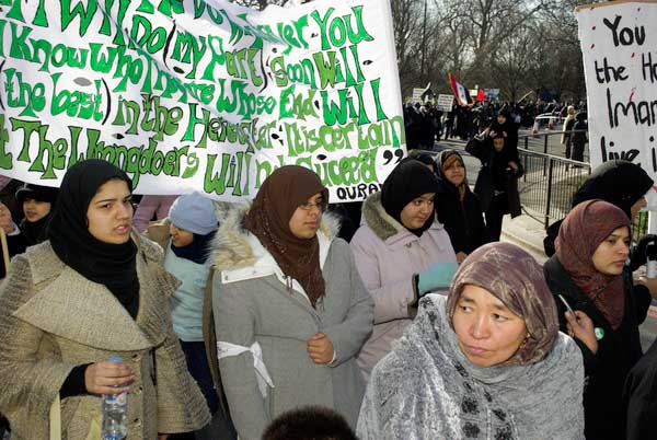 Muslims oppose Samarra bombing. &copy; 2006, Peter Marshall