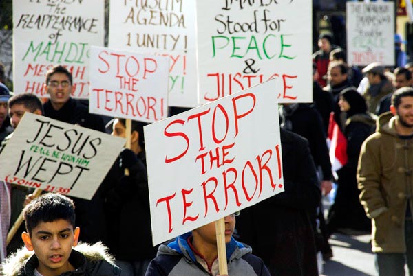 Muslims oppose Samarra bombing. &copy; 2006, Peter Marshall