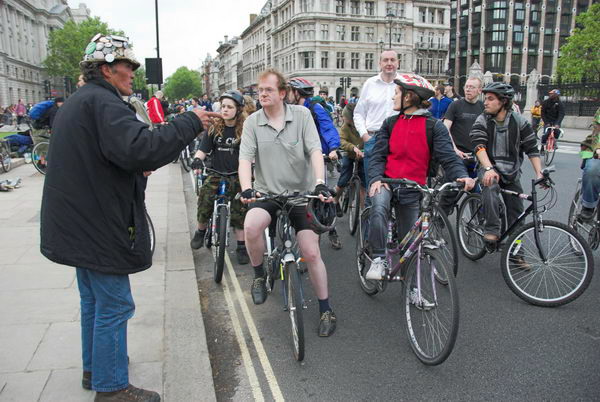 Critical Mass visits Brian Haw (C) 2006, Peter Marshall