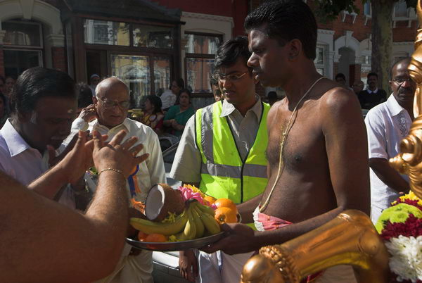 Sri Mahalakshmi Temple Chariot Festival (C) 2006, Peter Marshall