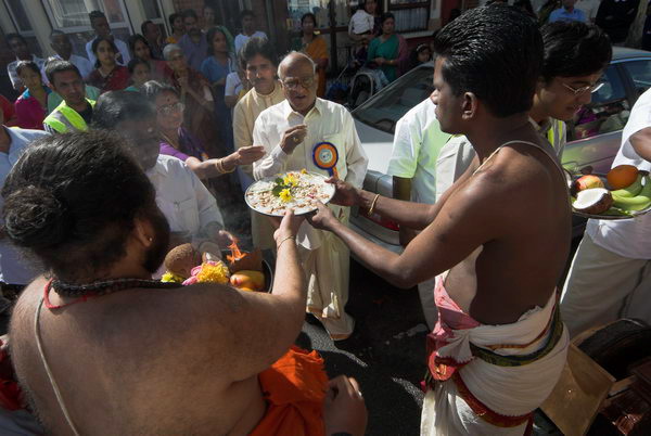 Sri Mahalakshmi Temple Chariot Festival (C) 2006, Peter Marshall