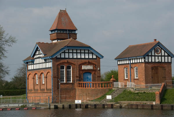 Staines &copy; 2007, Peter Marshall